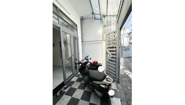 Bán nhà Bình Thạnh, 40m2, 3 tầng. Nở hậu, sát mặt tiền, nhỉnh 5 tỷ.