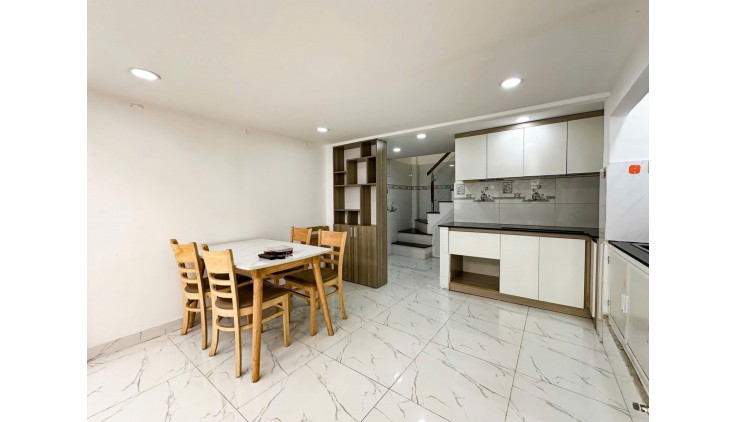Bán nhà Bình Thạnh, 40m2, 3 tầng. Nở hậu, sát mặt tiền, nhỉnh 5 tỷ.
