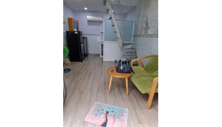 Sát mặt tiền xe hơi 