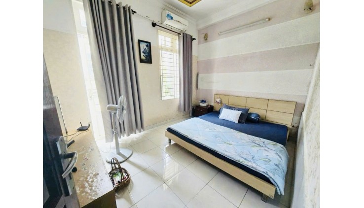 Bán nhà riêng mặt tiền 5*14 4 tầng Chợ Tân Quy quận 7 giá chỉ 9,9 tỷ
