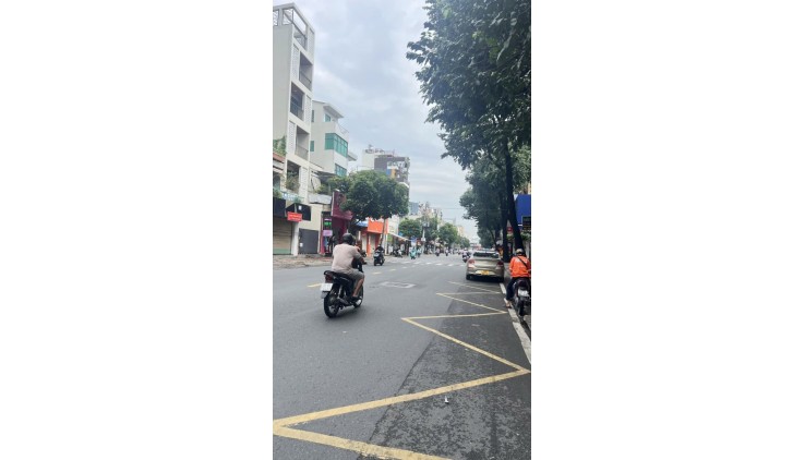 Bán nhà Mặt tiền Ông Ích Khiêm - gần vòng xoay Hòa Bình, 3.8x14m, 2 Tầng  cũ,14.2 tỷ.