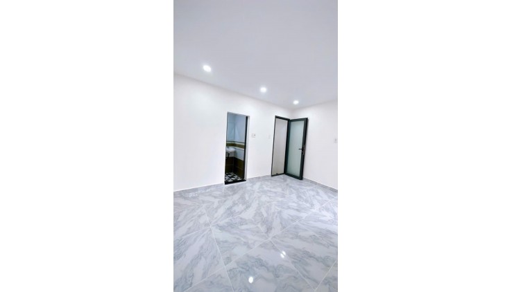 Hẻm  thông rộng  Q4 
Ngang 3.8 Nở 4.2 Dài 5.5 m 
CÓ 2 TỶ X