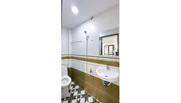 Hẻm  thông rộng  Q4 
Ngang 3.8 Nở 4.2 Dài 5.5 m 
CÓ 2 TỶ X
