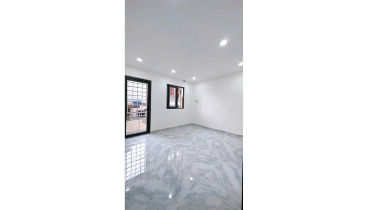 Hẻm  thông rộng  Q4 
Ngang 3.8 Nở 4.2 Dài 5.5 m 
CÓ 2 TỶ X