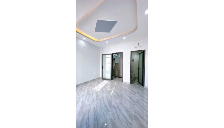 NGAY SÁT MẶT TIỀN Q4
NHÀ ĐÔI NGANG 7.7 DÀI 7.8  XÂY MỚI 4 TẤM 
CHỈ 89 TRIỆU M