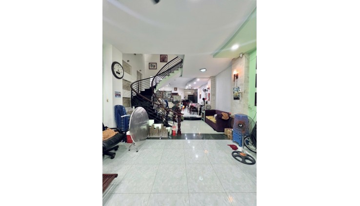 BÌNH THẠNH PHƯỜNG 26 - HXH NGỦ - 5.7*23 133m2 3 TẦNG 4PN - CHÍNH CHỦ LÂU NĂM - KHU VỰC DÂN TRÍ CAO RẤT ĐÁNG SỐNG.