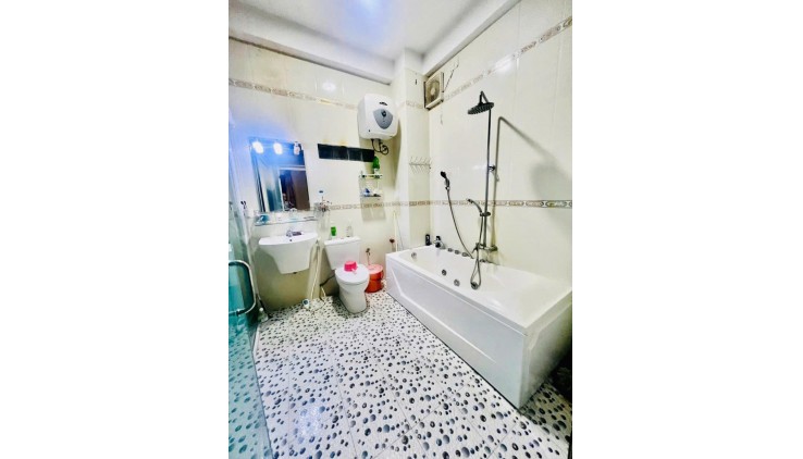 Biệt Thự Quận 2, 131m2 x 4 tầng kiêng cố, ngang Siêu Khủng7m, Q2, Giá 7y nhỉnh.