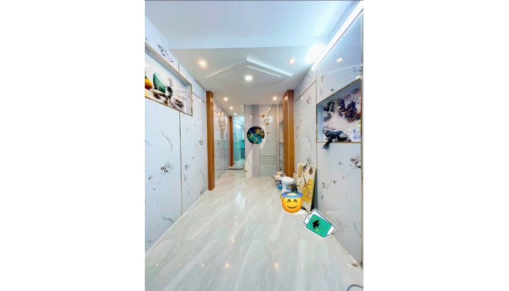 Sát mặt tiền Q4 
Ngang 3 Dài 11 m2 
ĐÚC XÂY MỚI 5 TẤM 
4 tỷ