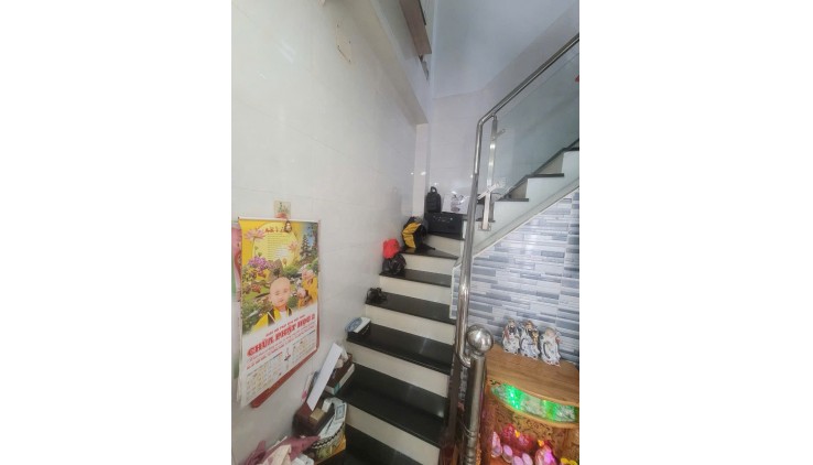 SÁT MẶT TIỀN HẺM BA GÁC MÁY QUAY 

 VÈO VÈO 
NGANG 3,7 NỞ HẬU 4 DÀI 5,8 M 

ĐÚC 5 TẤM 
DƯỚI 3 TỶ