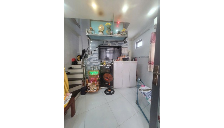 SÁT MẶT TIỀN HẺM BA GÁC MÁY QUAY 

 VÈO VÈO 
NGANG 3,7 NỞ HẬU 4 DÀI 5,8 M 

ĐÚC 5 TẤM 
DƯỚI 3 TỶ