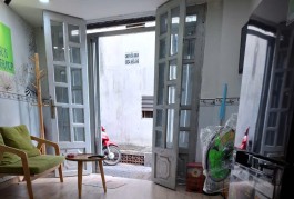 Sát mặt tiền xe hơi 