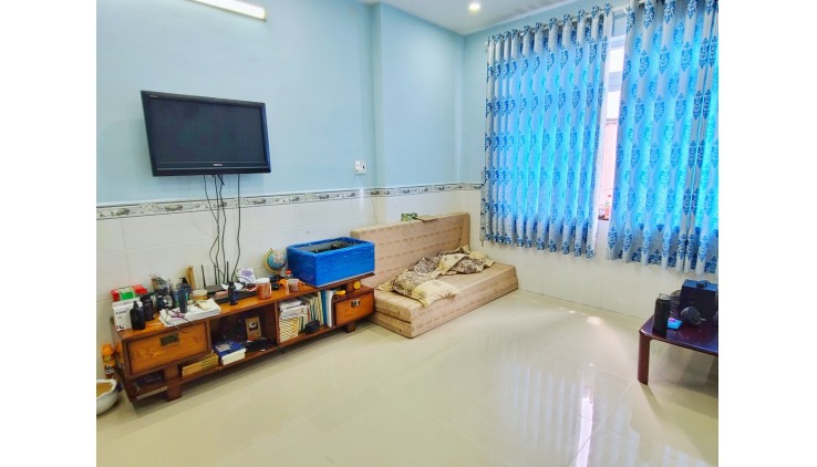 Bán gấpnhà giá 5.2 tỷ, 4.3m x 13m, 4 lầu, đường LÊ TRỰC.