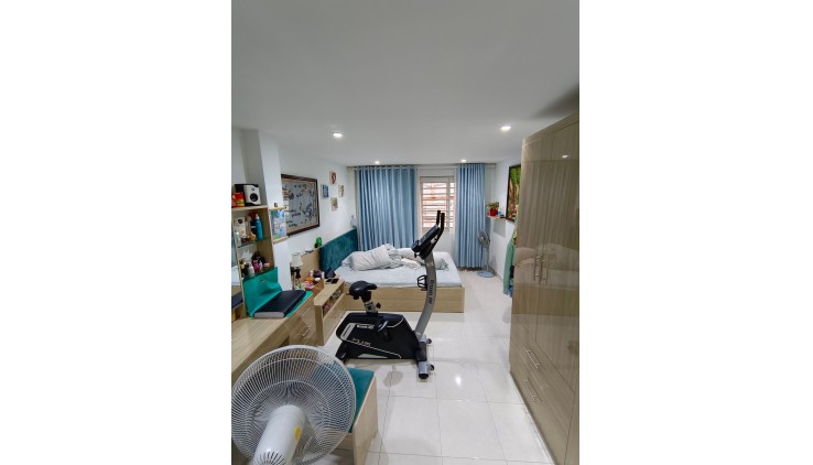 Cần bán gấp nhà CMT8, Q10, 5.25 tỷ, 3 lầu, sân thượng