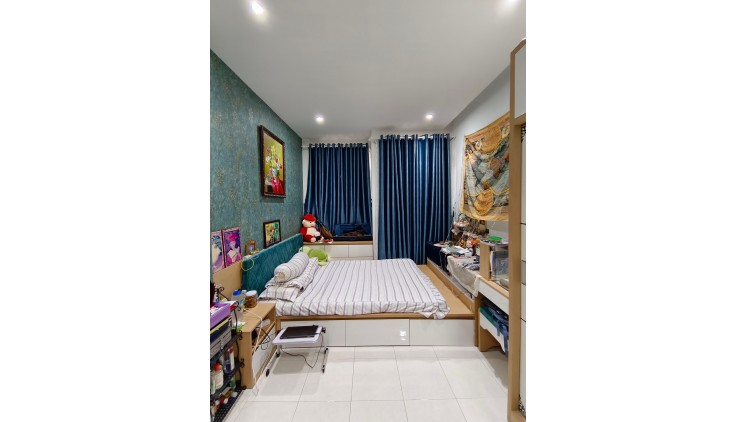 Cần bán gấp nhà CMT8, Q10, 5.25 tỷ, 3 lầu, sân thượng