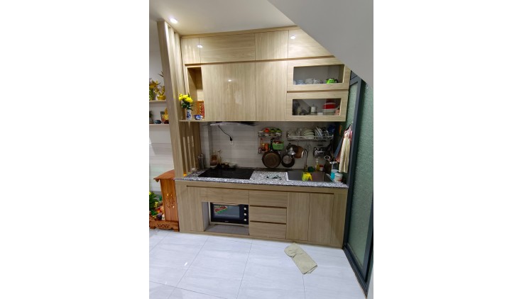 Cần bán gấp nhà CMT8, Q10, 5.25 tỷ, 3 lầu, sân thượng