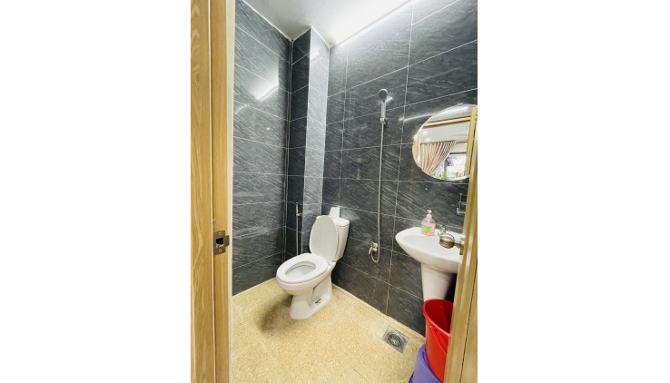 Nhà gần PHAN XÍCH LONG bán 4.2 tỷ, lên được 3 tầng.