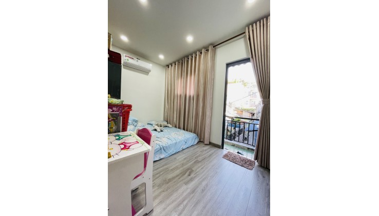Nhà gần PHAN XÍCH LONG bán 4.2 tỷ, lên được 3 tầng.