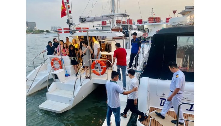Quận 1 ! Booking tour du thuyền trên sông Sài Gòn, Đặt tour ngay nhé! : 0909164396 ( Nhi )