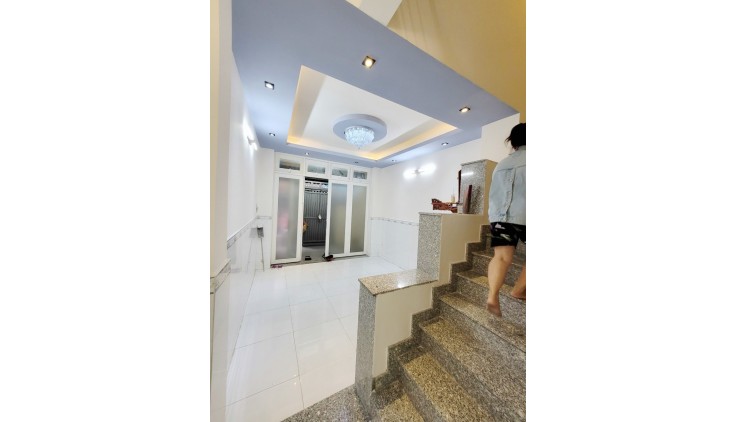 Bán gấp nhà ĐINH BỘ LĨNH, giá 6.5 tỷ, gần hẻm xe hơi, 40m2, 2 lầu.