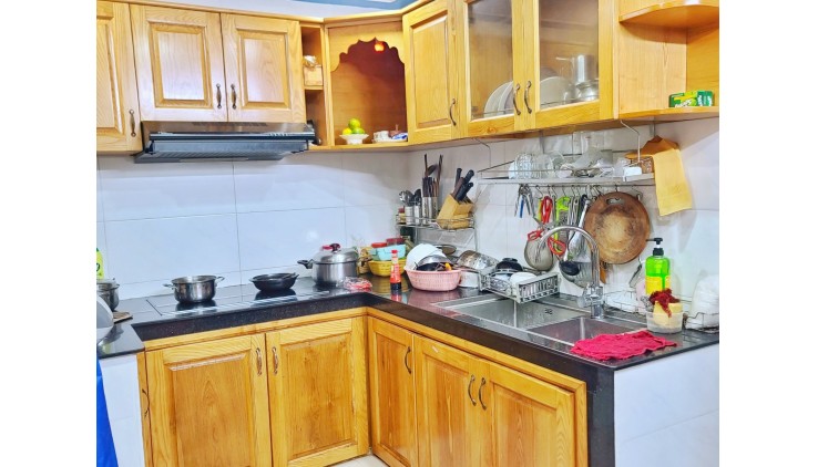 Bán gấpnhà giá 5.2 tỷ, 4.3m x 13m, 4 lầu, đường LÊ TRỰC.