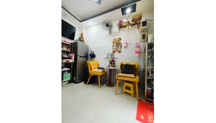 Nhà người quen gửi bán cmt8 Q10 - 38m2 - 4 tầng giá - hẻm xe hơi đổ cổng - giá chỉ có 6 tỷ 9 còn TL