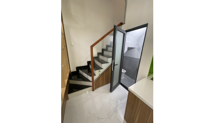 Chỉ 4.1 tỷ bán gấp nhà NGUYỄN TRỌNG TUYỂN, 4m x 10m, 3 lầu.