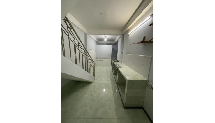 Nhà HXH sát đường Nguyễn Thần Hiến Q4, cách Q1 chỉ 1km, DT trên sổ 51m2, trệt, lầu, giá rẻ chỉ 4tỷ6