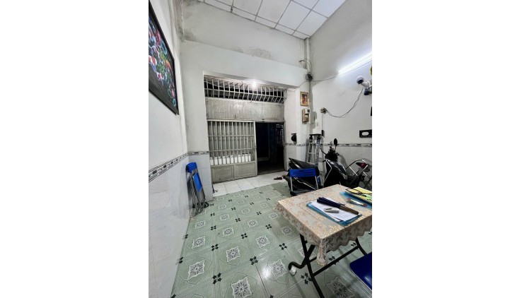 Cần bán nhà tại Lê Văn Khương, Quận 12 Nhà có vị trí thuận tiện, gần các tiện ích và giao thông dễ dàng, phù hợp cho gia đình nhỏ hoặc đầu tư sinh