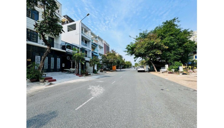 Bán nhà phố (5x18m) 4 tầng đường 20m sát cv bờ sông, Phường Phú Mỹ, Quận 7. Giá chỉ 13 tỷ8
