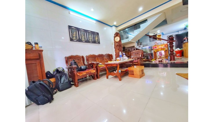Bán gấpnhà giá 5.2 tỷ, 4.3m x 13m, 4 lầu, đường LÊ TRỰC.