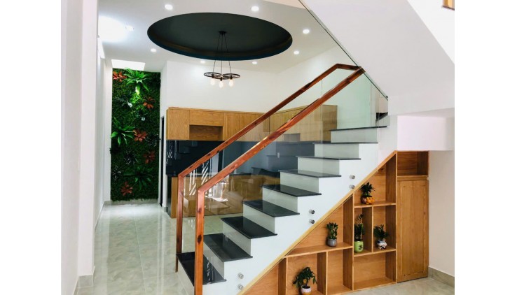 Bán nhà lầu vuông vắn TT Quận 9 DTSD 145m2