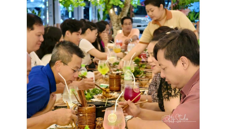 Quận 8 ! SANG RẺ NHÀ HÀNG CHAY GÓC 2 MT ! QUY MÔ LỚN VÀ MỚI TOÀN BỘ, Tel : 0961845466 ( chính chủ )