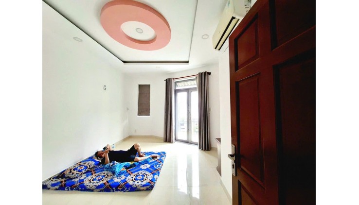 BÁN NHÀ TRUNG TÂM GV - 

HẺM TRƯỚC NHÀ 5M Ô TÔ ĐỖ CỬA- 3TẦNG ĐÚC MỚI ĐẸP Ở NGAY - NHỈNH 5 TỶ