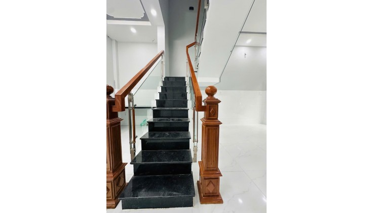 Bán nhà ở ngay Lý Nam Đế, P7, Q11, ngang 4.3m, 4 tầng, Giá 5.3 tỷ