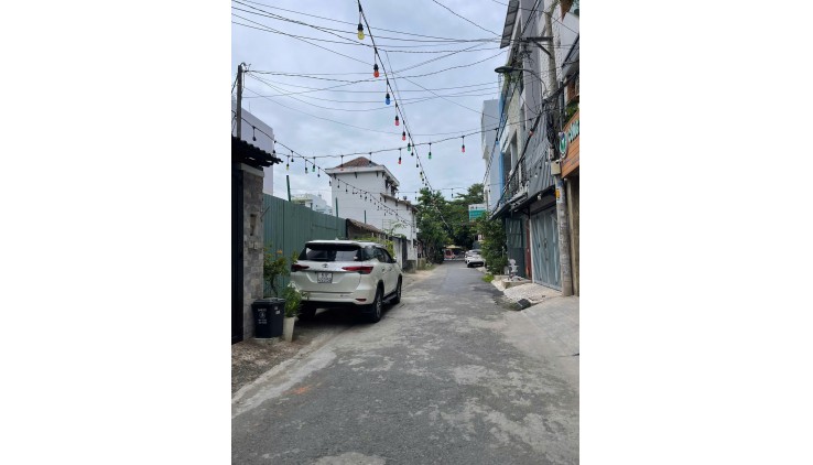 CỰC SỐC - BÁN NHÀ NÁT HẺM XE HƠI ĐỔ CỬA - GẦN CHỢ PHẠM VĂN BẠCH - CN 60m2 ( 4 x15m) - 4TỶ 7  hơn