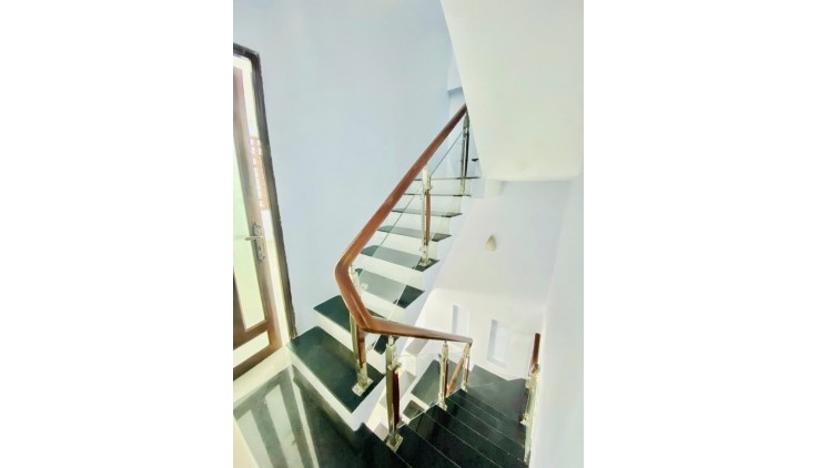 Bán nhà Nhất Chi Mai, P13, Tân Bình, 4m x 11m, 3 tầng, khu dân trí cao, chỉ 6.2 tỷ