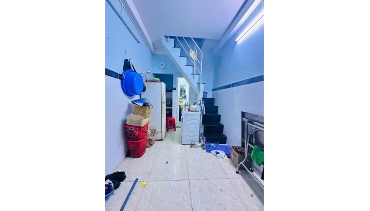 Nhỉnh 1 tỷ nhà ở ngay , 3 tầng, 2 phòng ngủ, 2 wc, khu sân bay giáp Tân Bình