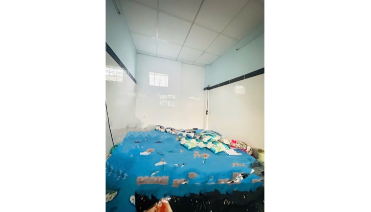 Nhỉnh 1 tỷ nhà ở ngay , 3 tầng, 2 phòng ngủ, 2 wc, khu sân bay giáp Tân Bình