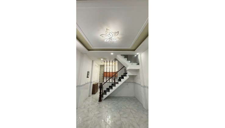 Giáp Tân Bình - ngay Nguyễn Duy Cung - Phan Huy Ích - Dt 35m2- 2 tầng ở ngay - hẻm thông - chỉ 3.9 tỷ