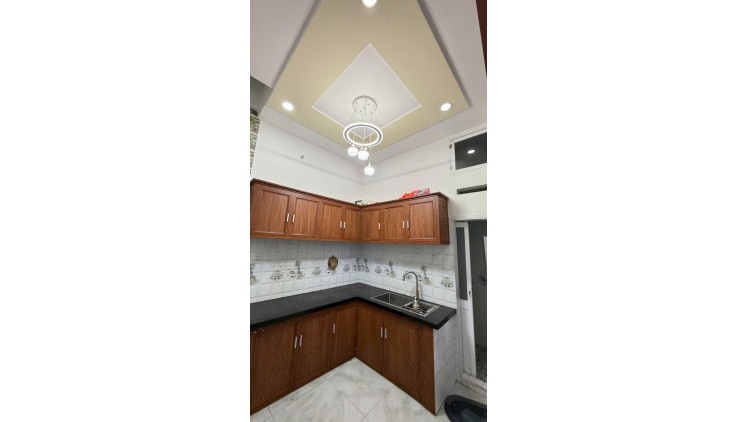 Giáp Tân Bình - ngay Nguyễn Duy Cung - Phan Huy Ích - Dt 35m2- 2 tầng ở ngay - hẻm thông - chỉ 3.9 tỷ