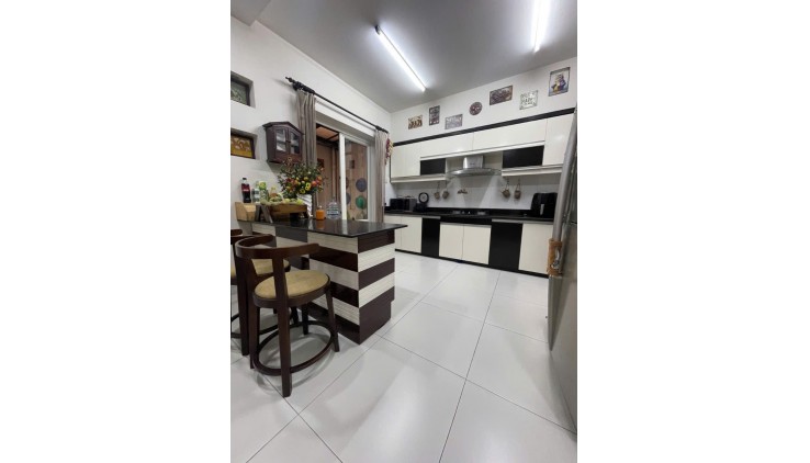 Biệt thự đường số Tên Lửa Bình Tân ngang 10m 3 tầng đẹp chỉ 25 tỷ.
