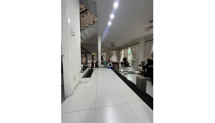 Biệt thự đường số Tên Lửa Bình Tân ngang 10m 3 tầng đẹp chỉ 25 tỷ.