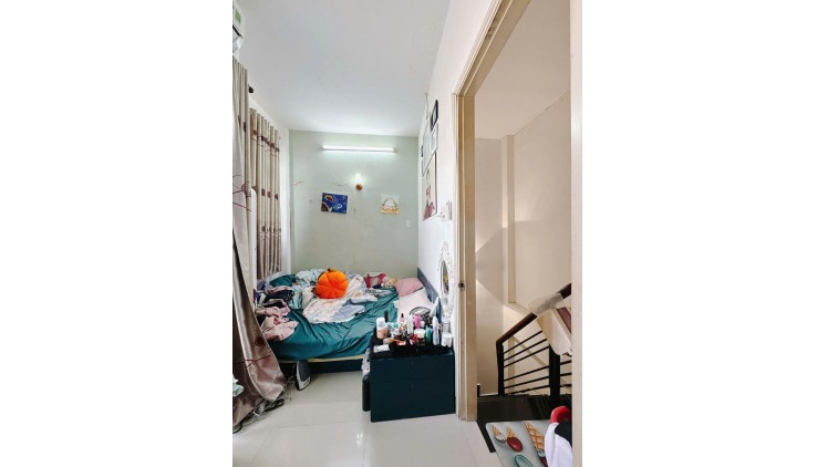 SÁT MẶT TIỀN ĐƯỜNG TÔN ĐẢN GIAO 
VĨNH KHÁNH  PHỐ ẨM THỰC Q4
NGANG 4 M  X DT SD 64 M2  HƠN 2 TỶ - ĐÚC 3 TẤM