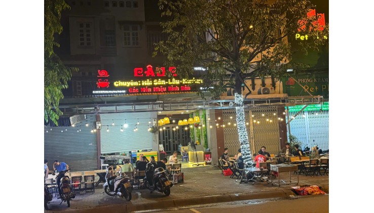 Sang quán ốc đêm tại ngã 4 Tô Ký - Nguyễn Văn Quá, Quận 12