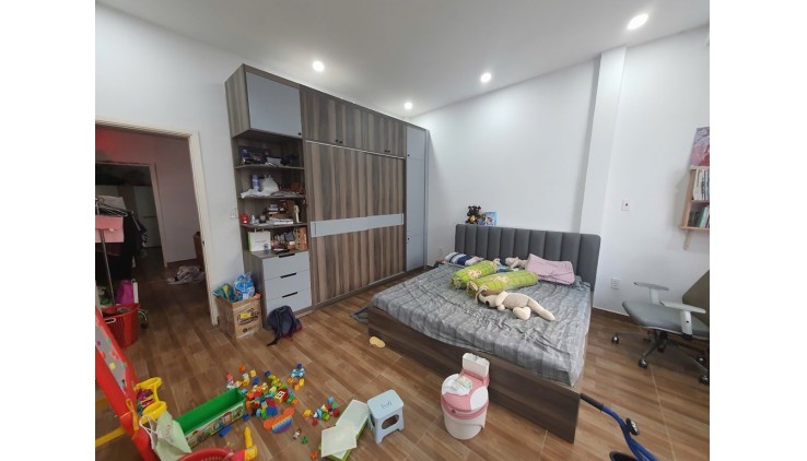 HẺM 4M XE HƠI THÔNG,[P4,Q8] CHỈ 6.8 TỶ - NHÀ ĐẸP Ở NGAY - CÁCH AEON CHỈ 3 PHUT XE MÁY, NGANG 4.3M.