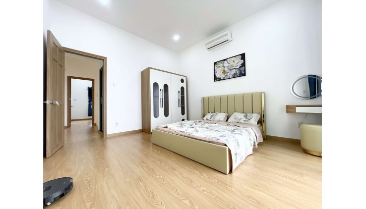 Bán gấp Lê Quang Định, Bình Thạnh, hẻm xe hơi, 5.6 tỷ BL, nhà mới đón Tết. Chủ ngộp quá rồi ạ!