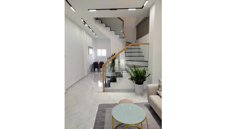 Bán gấp Lê Quang Định, Bình Thạnh, hẻm xe hơi, 5.6 tỷ BL, nhà mới đón Tết. Chủ ngộp quá rồi ạ!