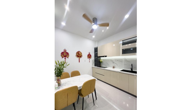 Bán Nhà HXH thông Hoa Đào 4 Tầng 4 P.Ngủ Chỉ Hơn 7 Tỉ
