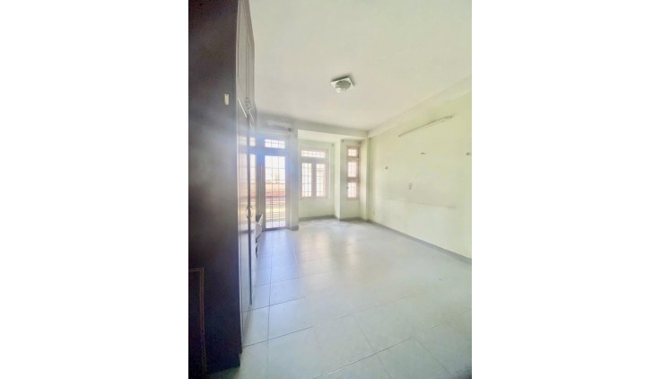 **BÁN GẤP- NHÀ HẺM XE TẢI QUAY ĐẦU (3.8X22) NỞ HẬU,10M Ra MT  NGUYỄN VĂN ĐỪNG Q5