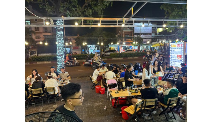 Sang quán ốc đêm tại ngã 4 Tô Ký - Nguyễn Văn Quá, Quận 12
